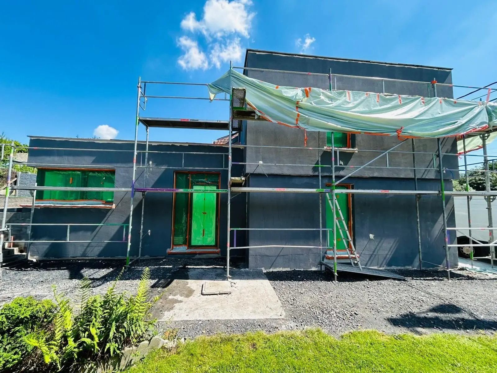 L’arrière de la maison sous échafaudage, couche anthracite, à Charleroi