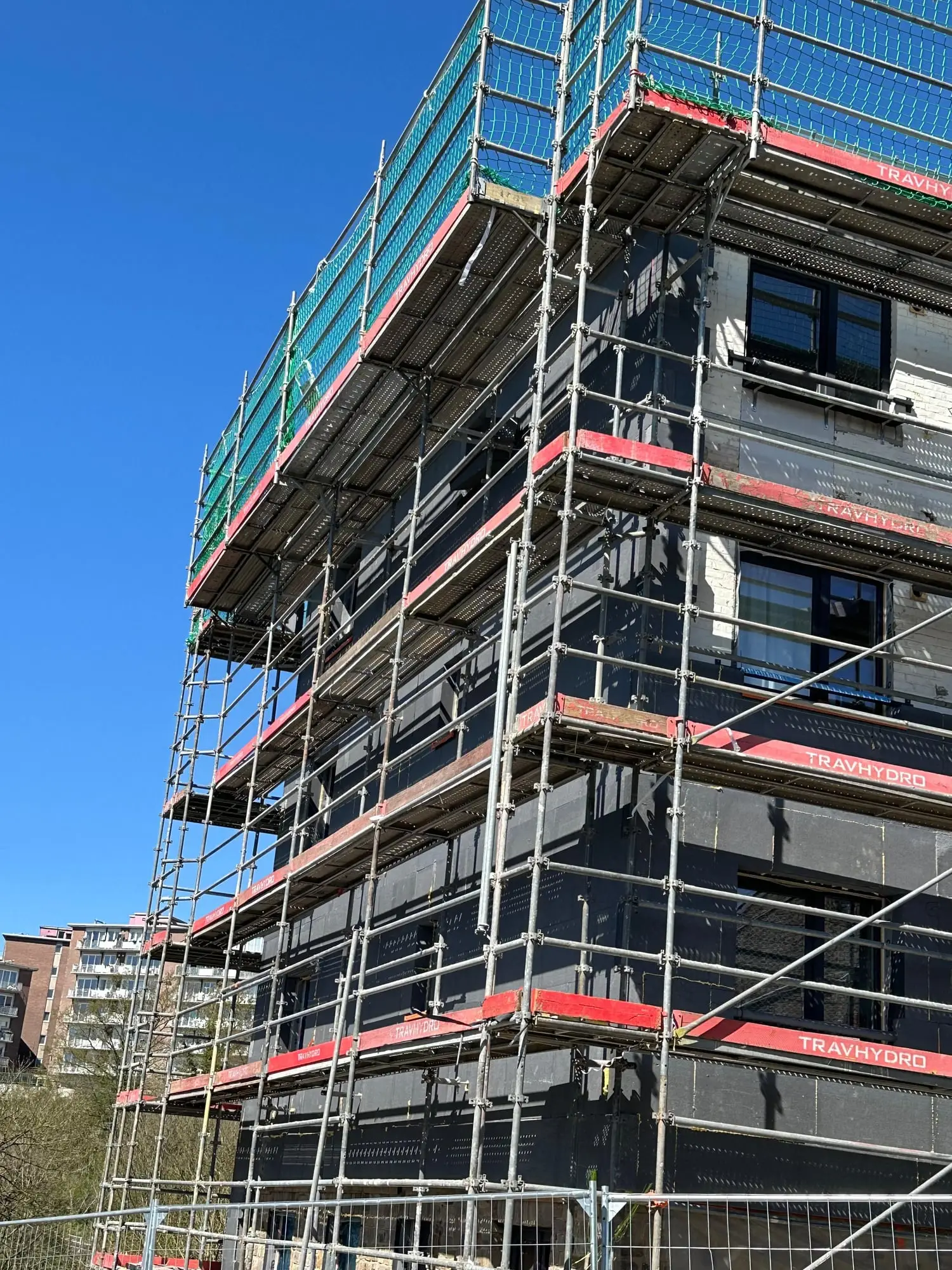 Angle de l’immeuble à balcons sous échafaudage, à Namur