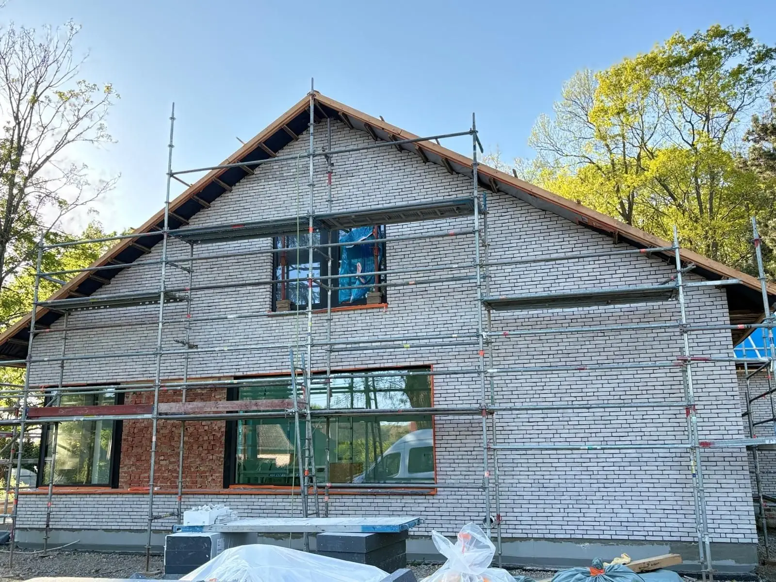 Pignon d’une maison sous échafaudage, à Halle